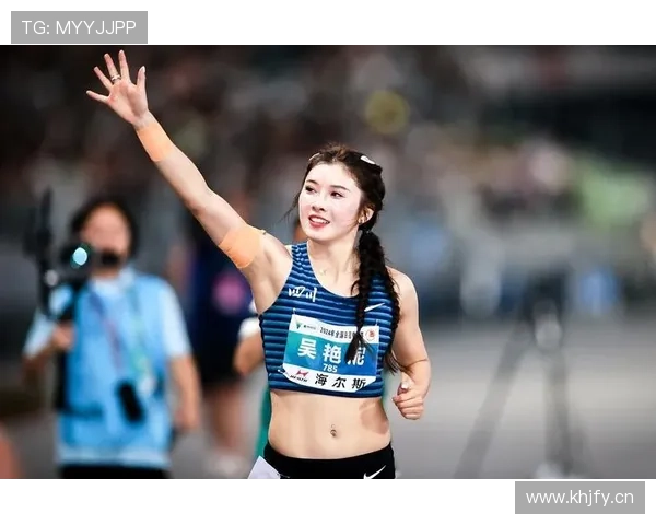 吴艳妮穿着球鞋逛街被认出来了，路人直接懵圈，她平时到底怎么穿衣服的？